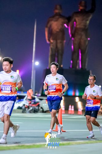 Race photo from PIK NITE RUN 2025