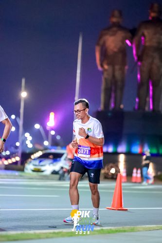 Race photo from PIK NITE RUN 2025