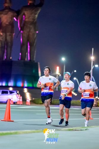 Race photo from PIK NITE RUN 2025