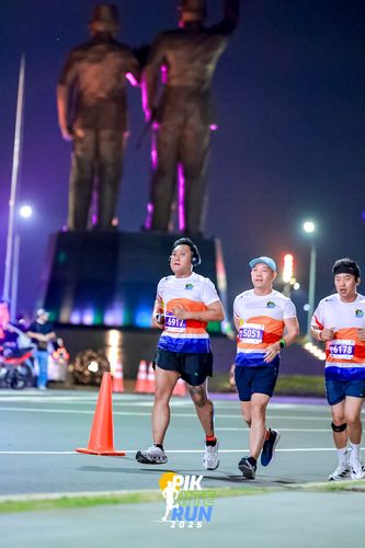 Race photo from PIK NITE RUN 2025
