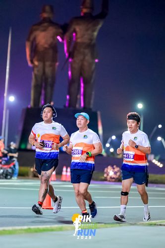 Race photo from PIK NITE RUN 2025