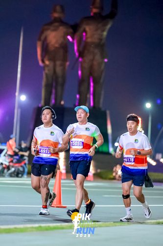 Race photo from PIK NITE RUN 2025