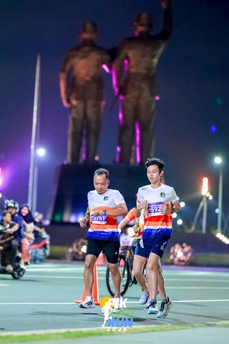 Race photo from PIK NITE RUN 2025