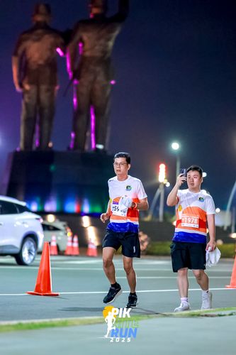 Race photo from PIK NITE RUN 2025
