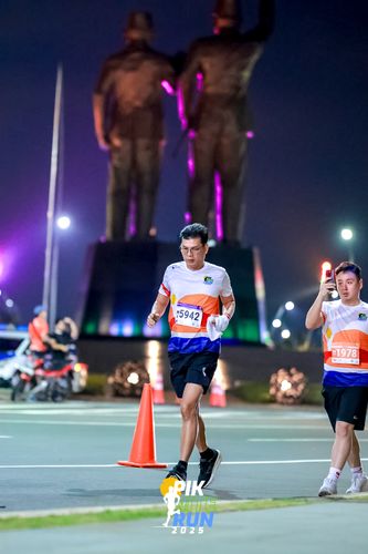 Race photo from PIK NITE RUN 2025
