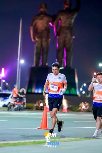 Race photo from PIK NITE RUN 2025