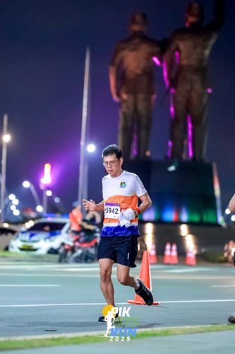 Race photo from PIK NITE RUN 2025