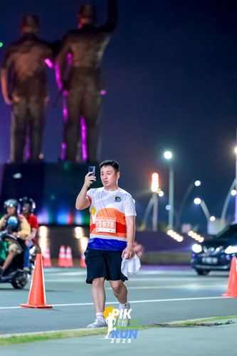 Race photo from PIK NITE RUN 2025