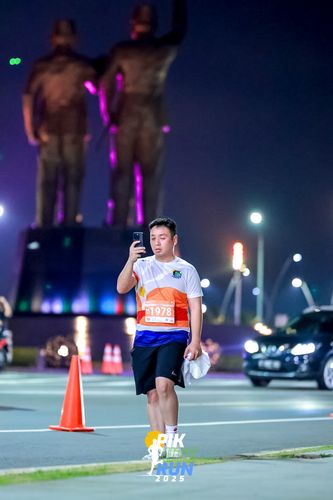 Race photo from PIK NITE RUN 2025