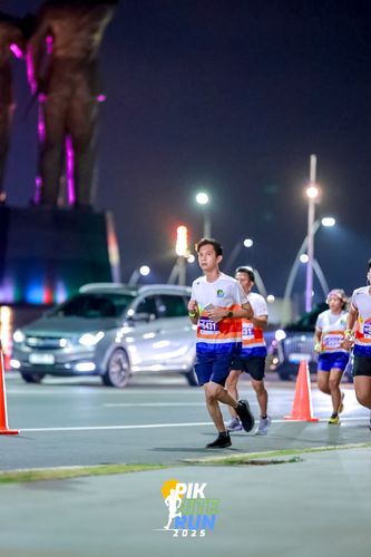 Race photo from PIK NITE RUN 2025