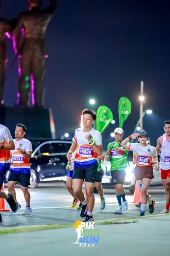 Race photo from PIK NITE RUN 2025