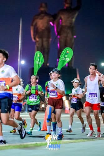 Race photo from PIK NITE RUN 2025