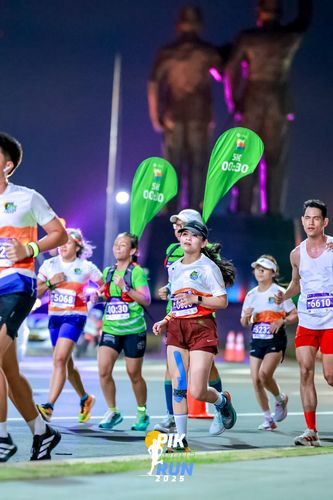 Race photo from PIK NITE RUN 2025