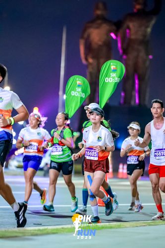 Race photo from PIK NITE RUN 2025