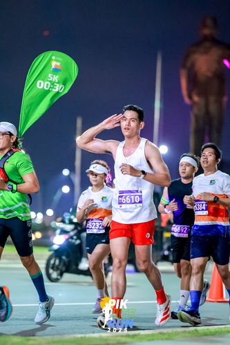 Race photo from PIK NITE RUN 2025