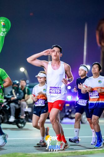 Race photo from PIK NITE RUN 2025