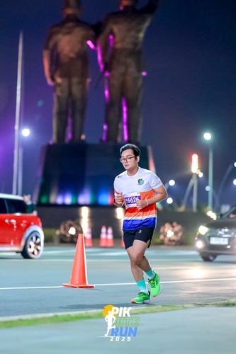 Race photo from PIK NITE RUN 2025