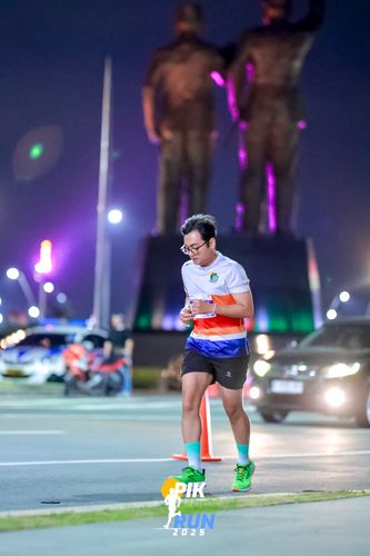 Race photo from PIK NITE RUN 2025
