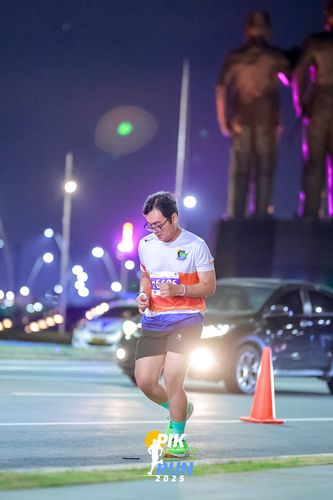 Race photo from PIK NITE RUN 2025