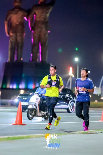 Race photo from PIK NITE RUN 2025