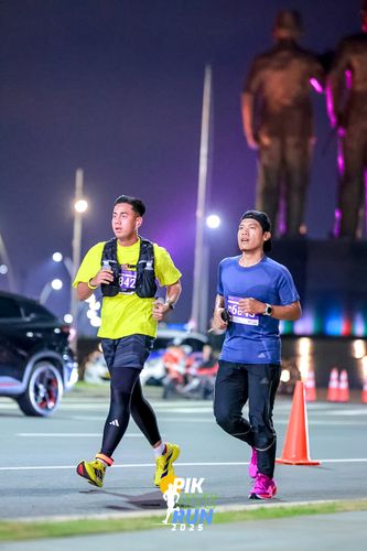 Race photo from PIK NITE RUN 2025
