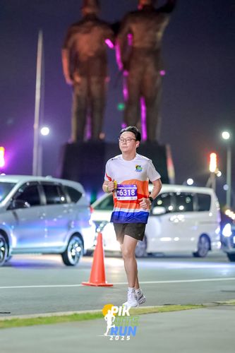 Race photo from PIK NITE RUN 2025