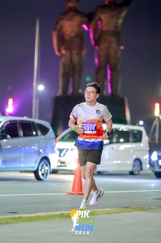 Race photo from PIK NITE RUN 2025
