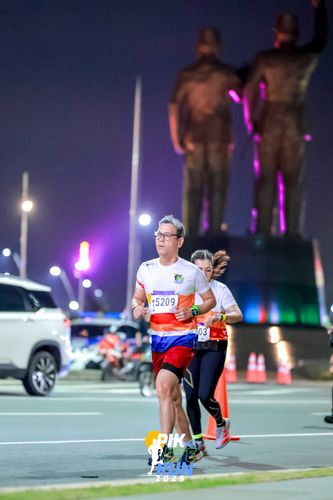 Race photo from PIK NITE RUN 2025