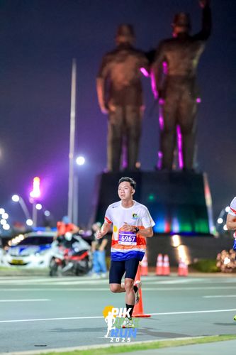 Race photo from PIK NITE RUN 2025