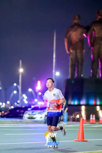 Race photo from PIK NITE RUN 2025