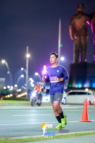Race photo from PIK NITE RUN 2025