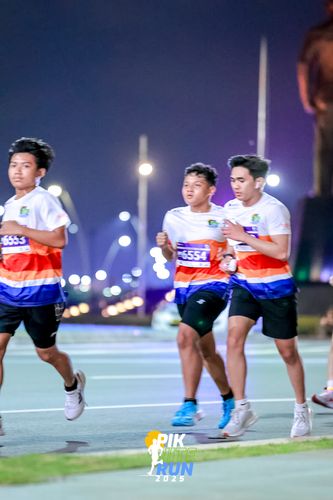 Race photo from PIK NITE RUN 2025