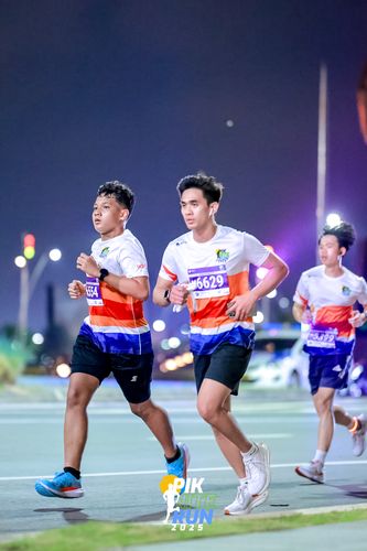 Race photo from PIK NITE RUN 2025