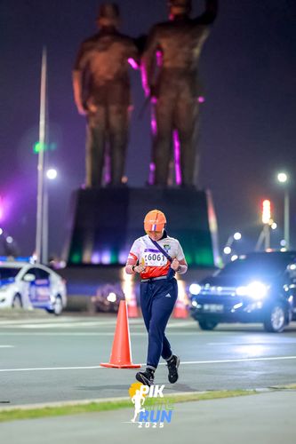 Race photo from PIK NITE RUN 2025