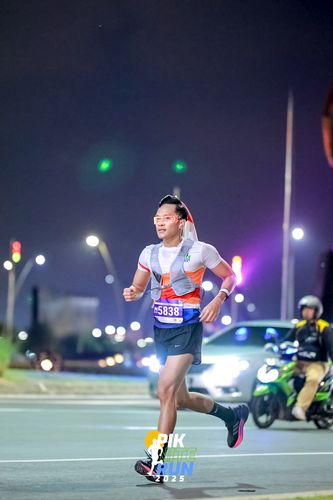 Race photo from PIK NITE RUN 2025
