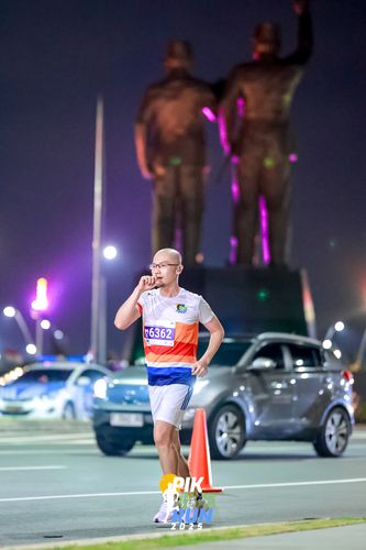 Race photo from PIK NITE RUN 2025