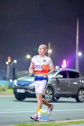 Race photo from PIK NITE RUN 2025