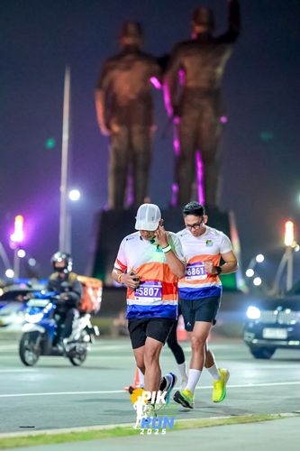 Race photo from PIK NITE RUN 2025