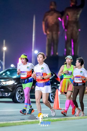 Race photo from PIK NITE RUN 2025