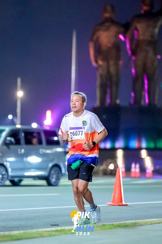 Race photo from PIK NITE RUN 2025