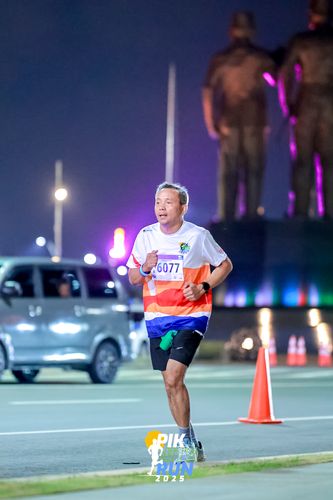 Race photo from PIK NITE RUN 2025