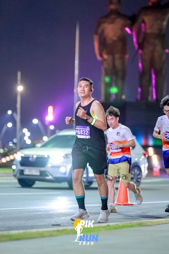 Race photo from PIK NITE RUN 2025