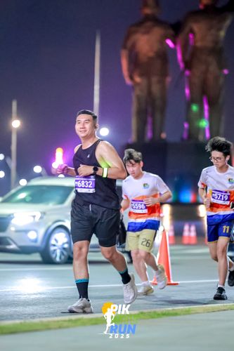 Race photo from PIK NITE RUN 2025