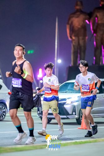 Race photo from PIK NITE RUN 2025