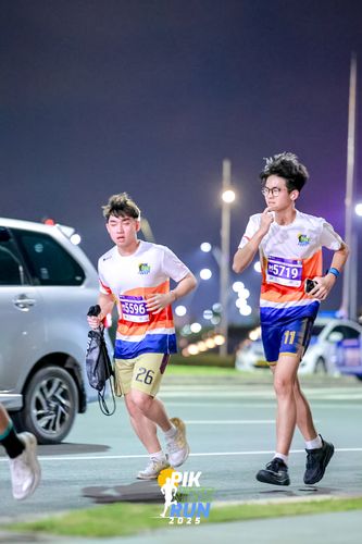 Race photo from PIK NITE RUN 2025