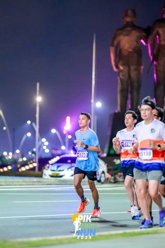 Race photo from PIK NITE RUN 2025