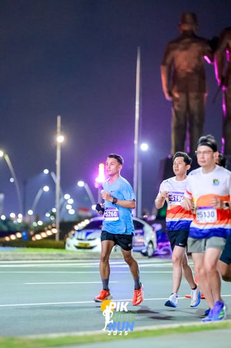 Race photo from PIK NITE RUN 2025