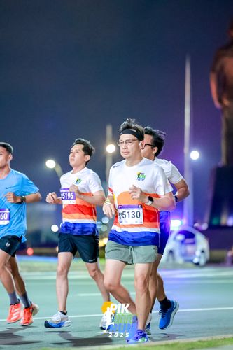 Race photo from PIK NITE RUN 2025