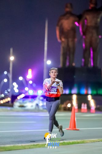Race photo from PIK NITE RUN 2025