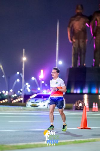 Race photo from PIK NITE RUN 2025